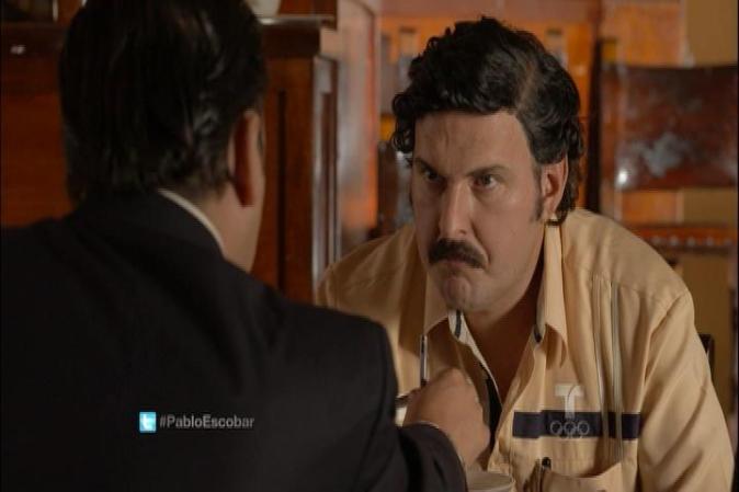 Santorini le propone a Escobar renunciar al Congreso e incluso le muestra una carta de renuncia redactada por él . "El Patrón" le responde que él escribe sus propias misivas.