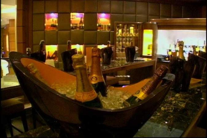 Desde luego, con el barco navega una excelente bodega de vinos y cava.