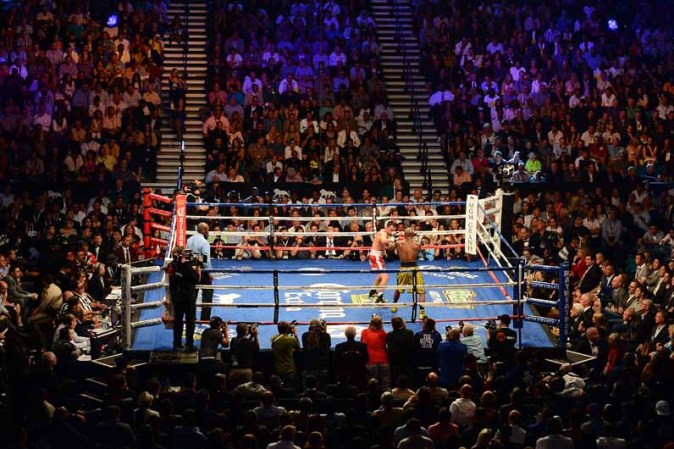 El pugilista Floyd Mayweather retuvo el título del peso welter del Consejo Mundial de Boxeo (CMB) al vencer por decisión unánime a Robert Guerrero.