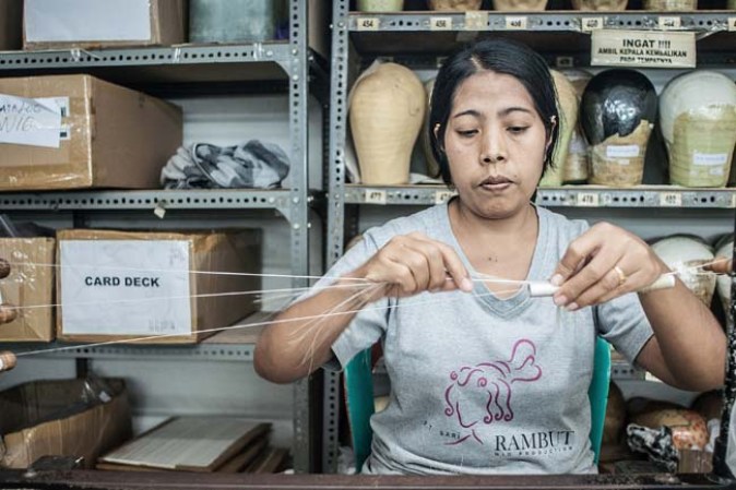 La empresa Sari Rambut lleva 14 años produciendo pelucas y está consolidada como una de las más respetadas productoras de pelucas para filmes y obras de teatro.