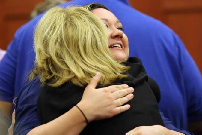 Zimmerman y familiares celebran veredicto en corte.