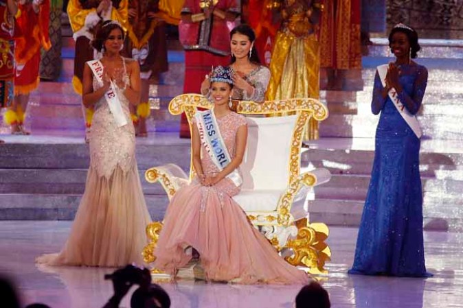 Young, que nació en Estados Unidos y a los 10 años se trasladó a Filipinas, siempre ha estado entre las favoritas para llevarse la corona y ya se impuso en el desfile de diseñadores locales, celebrado el martes pasado.