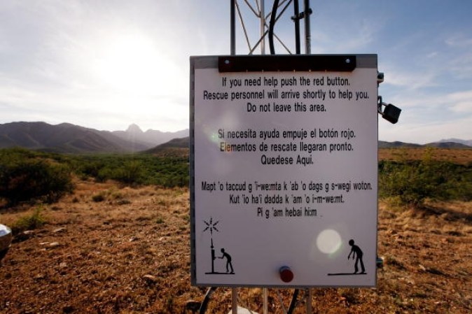 Algunos ofrecen ayuda a quienes atraviesan el desierto y se ven en aprietos y dejan carteles como éstos.