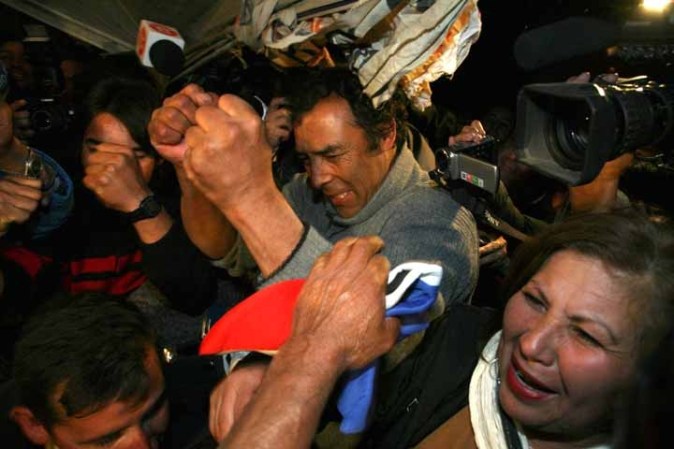 Uno de los mineros fue Florencio Ávalos y su padre celebró con familiares y reporteros.