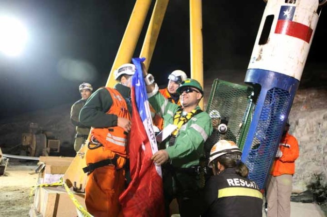 La noche fue larga y muy fría, pero la fuerza de los mineros hizo que todo se llevara sin contratiempos.