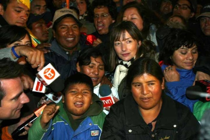 Familiares y reporteros, felíces por el rescate.