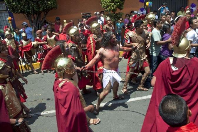 La tradición del Vía Crucis empezó cuando fue ofrecida en agradecimiento a que terminó el cólera que azotó a esta localidad en 1833.