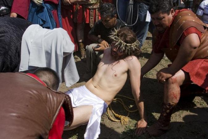 La tradición del Vía Crucis empezó cuando fue ofrecida en agradecimiento a que terminó el cólera que azotó a esta localidad en 1833.