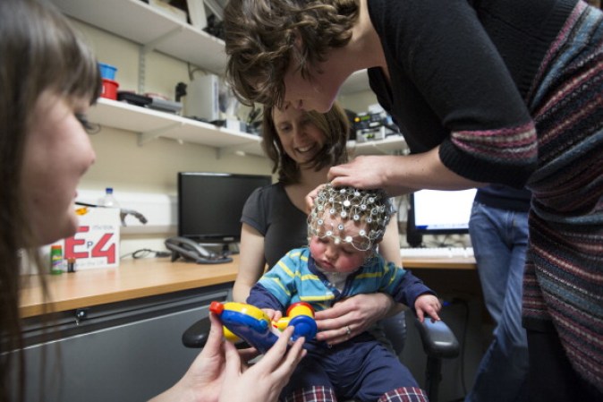 Los científicos le colocan en la cabeza del niño unos sensores que capturan el movimiento y electromiografía de superficie (EMG).