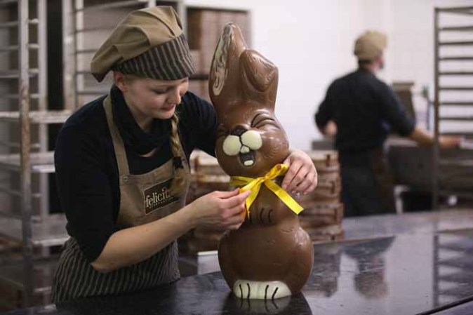 Estas son las manos que crean los mejores conejitos de Pascua de chocolate.