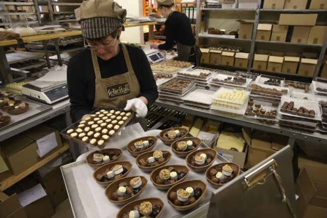 Estas son las manos que crean los mejores conejitos de Pascua de chocolate.