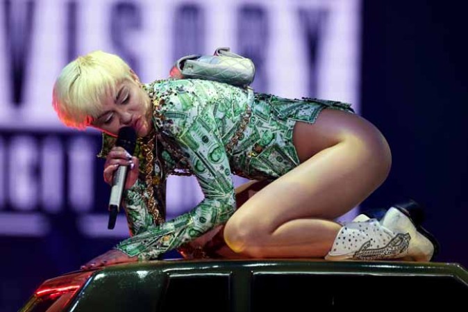 Miley Cyrus, de lo sensual a lo grotesco para encandilar al público.