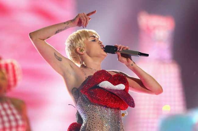 Miley Cyrus, de lo sensual a lo grotesco para encandilar al público.