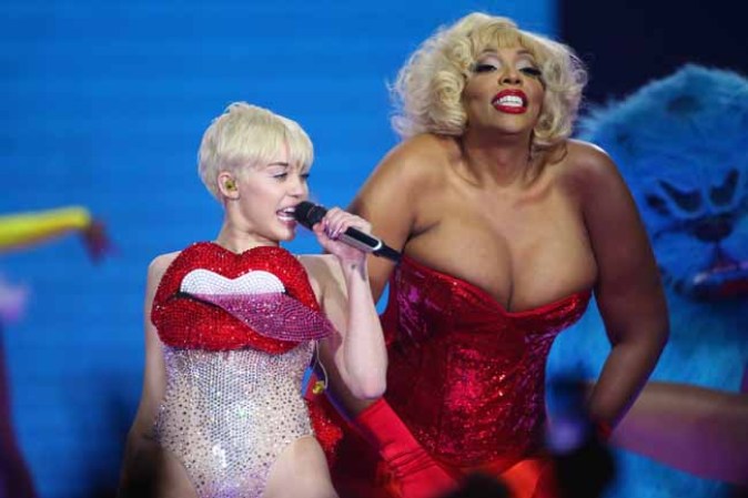 Miley Cyrus, de lo sensual a lo grotesco para encandilar al público.