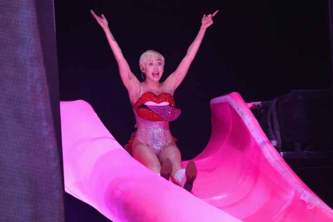 Miley Cyrus, de lo sensual a lo grotesco para encandilar al público.