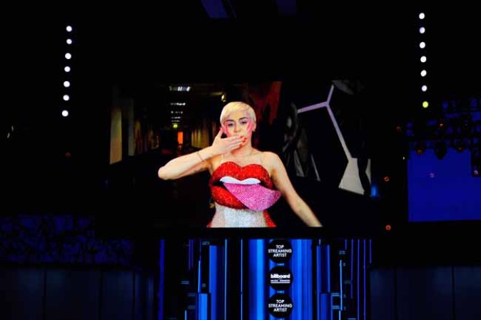 Miley Cyrus, de lo sensual a lo grotesco para encandilar al público.