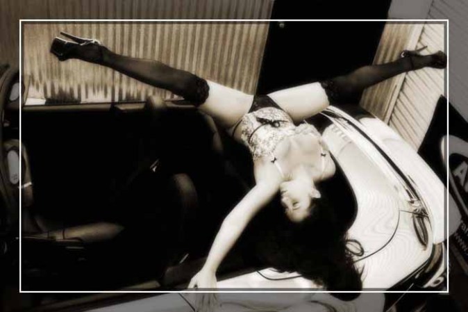 Victoria Valentine James tuvo que renunciar a ser maestra de inglés debido a que se dieron a conocer sus fotos picantes en internet. Y ahora vende sus encantos al desnudo.