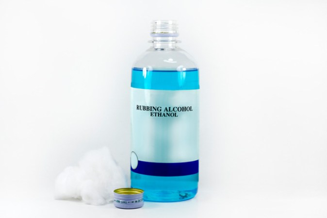 Alcohol. Diluido con agua para limpiar mármol y granito.