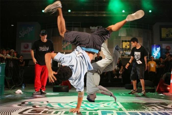 Así como también aparece como un gran bailarín de break dance.