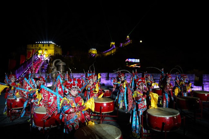Artistas folklóricos ofrecen un espectáculo en la Gran Muralla China.