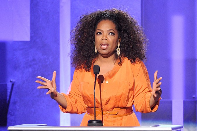 La famosa presentadora Oprah Winfrey, ha donado millones de dólares a través de sus fundaciones ‘The Oprah Winfrey Foundation’ y ‘Oprah’s Angel Network’ que promueven la educación, salud y defensa de los niños y las mujeres alrededor del mundo.