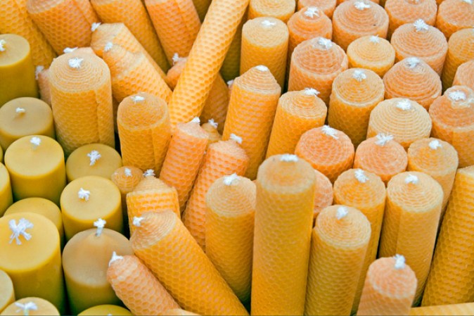 Cera de abeja. La cera de abeja es ideal para abrillantar la madera barnizada, disimular arañazos o pequeños golpes.