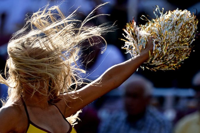 Las porristas de la NFL y del "football" universitario asombran con su belleza y su energía.