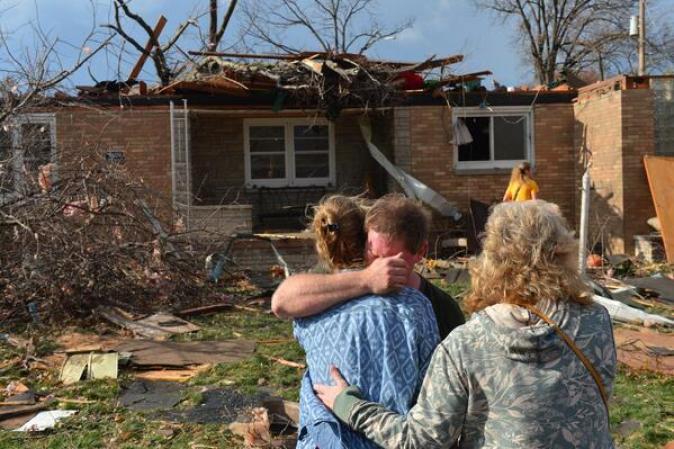 Algunas localidades de Illionis se vieron sorprendidas por un potente tornado que dejó devastación y cuantiosos daños.