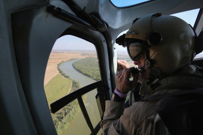 Debido a la complejidad del terreno, agentes patrullan la frontera a pie, en lanchas, vehículos y helicópteros.