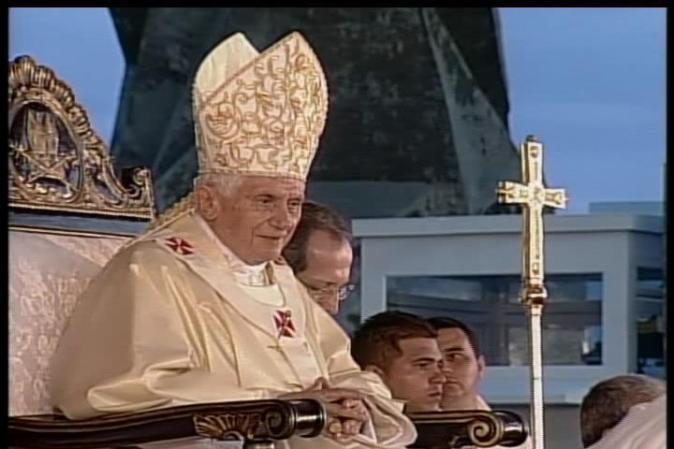 29 de junio del 2009: Firma su tercera encíclica, "Caridad en la verdad", que se publica el 7 de julio del 2009. En la foto: Benedicto XVI celebra una histórica misa en Santiago de Cuba, marzo 2012.