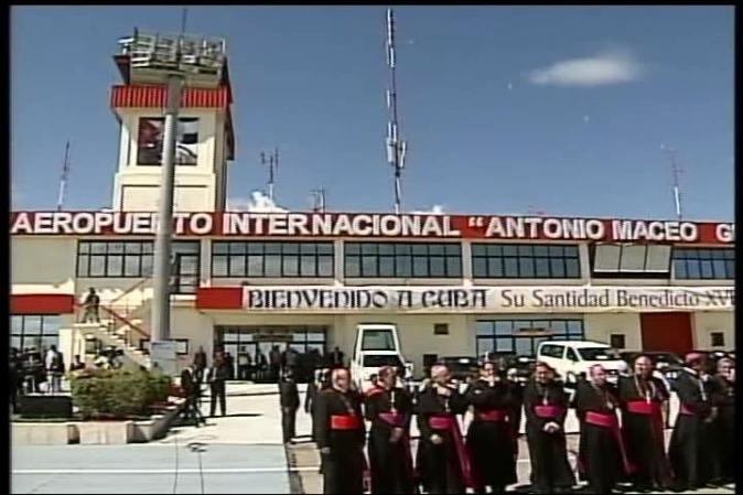 El papa Benedicto XVI llega a Santiago de Cuba, donde es recibido por el gobernante Raúl Castro.