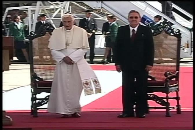 El papa Benedicto XVI llega a Santiago de Cuba, donde es recibido por el gobernante Raúl Castro.