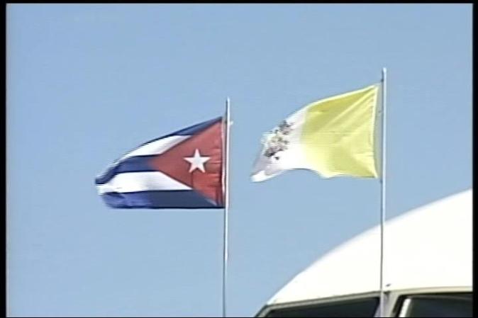 El papa Benedicto XVI llega a Santiago de Cuba, donde es recibido por el gobernante Raúl Castro.