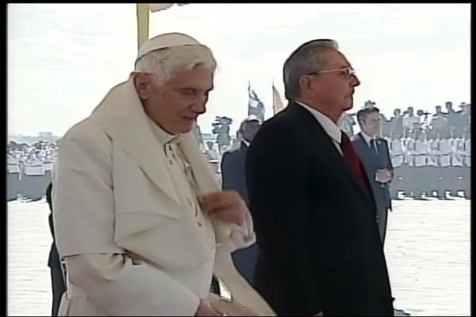 El papa Benedicto XVI llega a Santiago de Cuba, donde es recibido por el gobernante Raúl Castro.