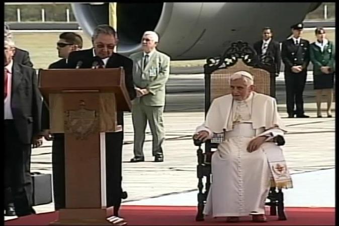 El papa Benedicto XVI llega a Santiago de Cuba, donde es recibido por el gobernante Raúl Castro.