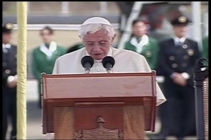 El papa Benedicto XVI llega a Santiago de Cuba, donde es recibido por el gobernante Raúl Castro.