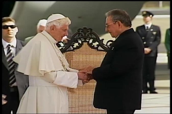 El papa Benedicto XVI llega a Santiago de Cuba, donde es recibido por el gobernante Raúl Castro.