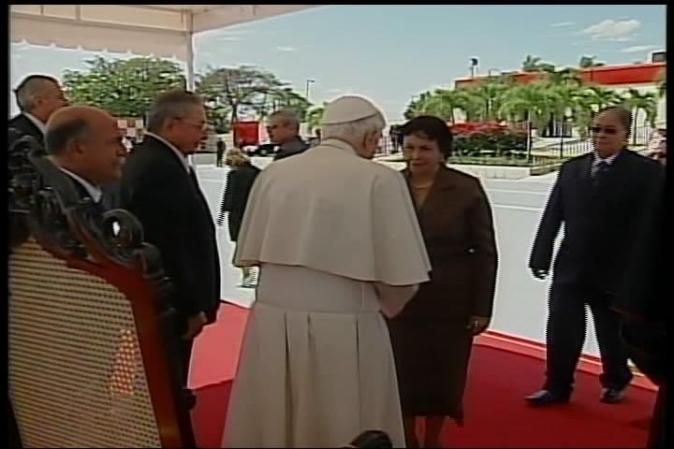 El papa Benedicto XVI llega a Santiago de Cuba, donde es recibido por el gobernante Raúl Castro.