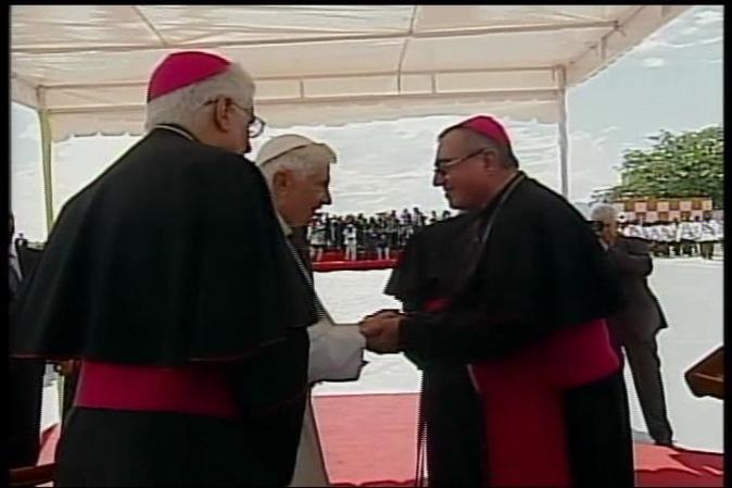 El papa Benedicto XVI llega a Santiago de Cuba, donde es recibido por el gobernante Raúl Castro.