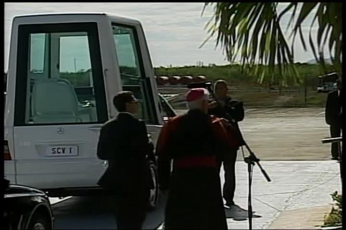 El papa Benedicto XVI llega a Santiago de Cuba, donde es recibido por el gobernante Raúl Castro.