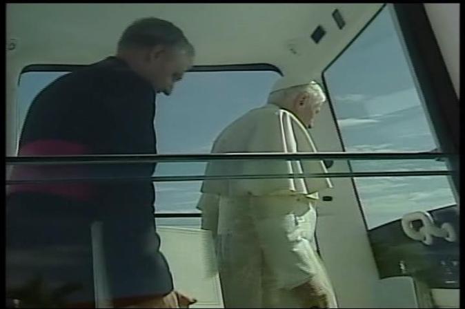 El papa Benedicto XVI llega a Santiago de Cuba, donde es recibido por el gobernante Raúl Castro.