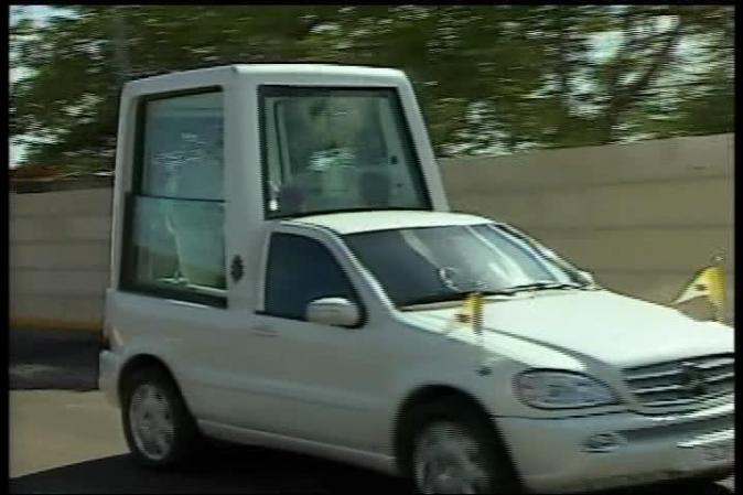 El papa Benedicto XVI llega a Santiago de Cuba, donde es recibido por el gobernante Raúl Castro.