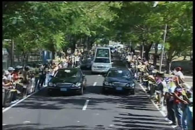 El papa Benedicto XVI llega a Santiago de Cuba, donde es recibido por el gobernante Raúl Castro.