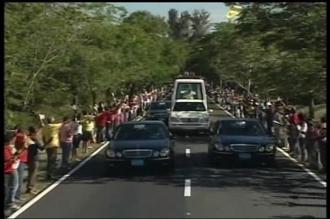 El papa Benedicto XVI llega a Santiago de Cuba, donde es recibido por el gobernante Raúl Castro.