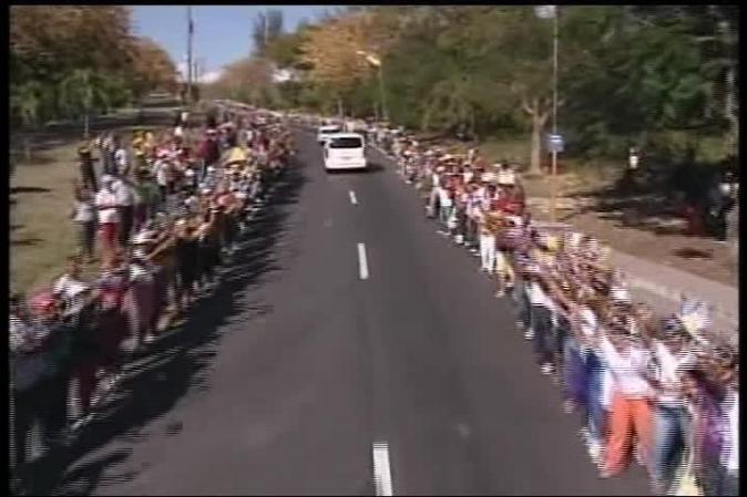 El papa Benedicto XVI llega a Santiago de Cuba, donde es recibido por el gobernante Raúl Castro.