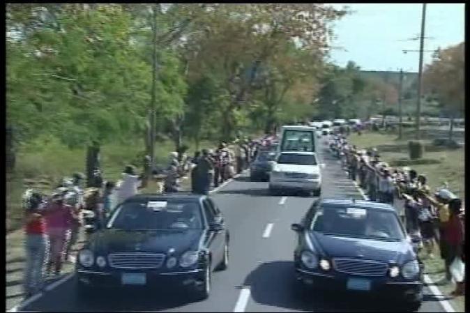 El papa Benedicto XVI llega a Santiago de Cuba, donde es recibido por el gobernante Raúl Castro.