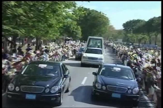 El papa Benedicto XVI llega a Santiago de Cuba, donde es recibido por el gobernante Raúl Castro.