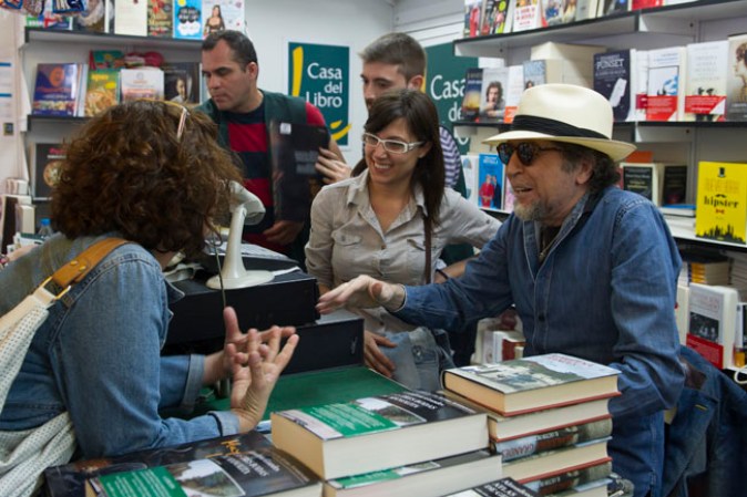 Asediado por las mujeres, el cantautor español Joaquín Sabina es padre de dos hijas: Carmela, de 25 años, y Rocío, de 23, quienes nacieron de su relación con Isabel Oliart.
