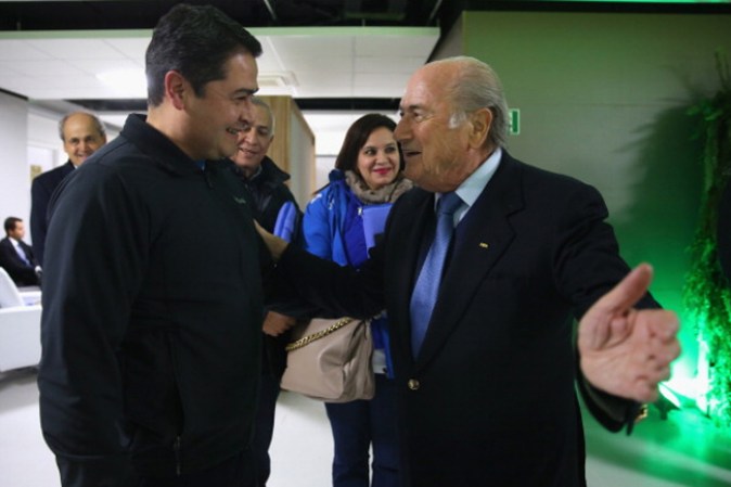 Joseph S. Blatter con Juan Orlando Hernandez, Presidente del Atletico Paranaense