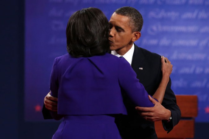 Luego de finalizado el debate, el Presidente besó a su esposa, Michelle Obama. La pareja cumplió su 20 aniversario de casados el mismo día del debate.
